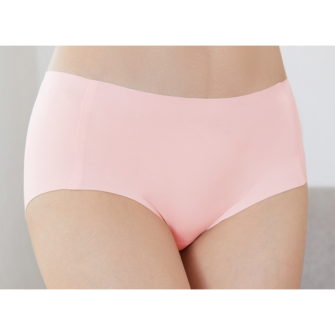 The Only Bra Only Hipster seamless edge detail with leggings on a white background.
